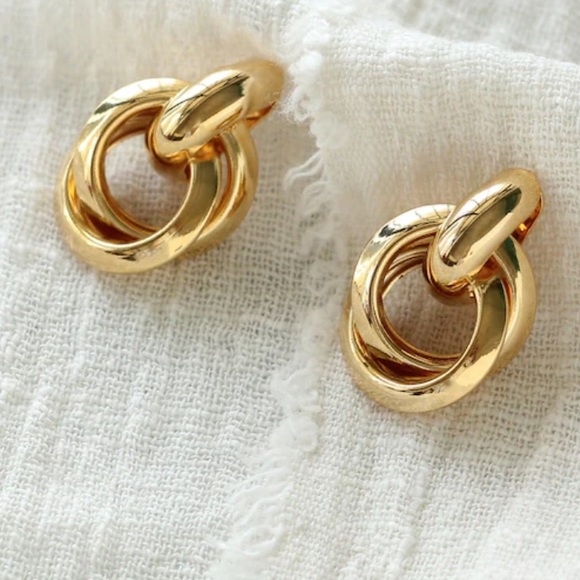 Jewelry - ✨Gold plated door knocker hoop earrings